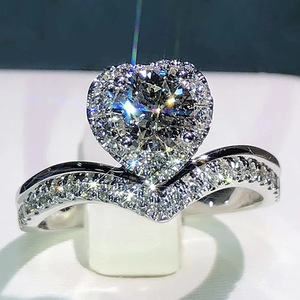 Anello a forma di cuore con corona per donna, gioiello da dito elegante e alla moda - Product Image 3
