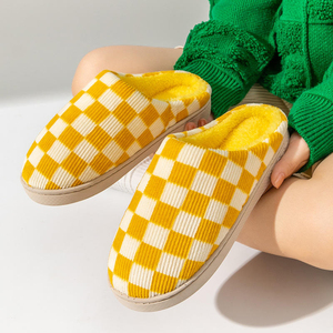 รองเท้าแตะผ้าฝ้ายสำหรับฤดูใบไม้ร่วงและฤดูหนาวสำหรับผู้หญิง อุ่นสบาย กันลื่น ทนทานต่อการสึกหรอ สำหรับผู้ชาย ลายตารางหมากรุก รองเท้าแตะคู่รักแบบกำมะหยี่ EVA - Product Image 3