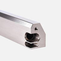 Pièces d'équipement industriel usinées CNC complexes en acier inoxydable et aluminium : blocs rainurés, fraisage, tournage, perçage