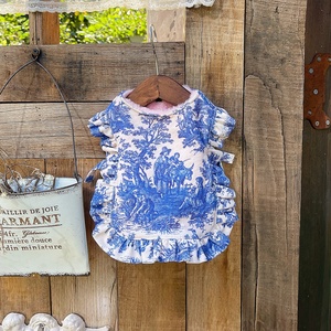 Capa para Mascotas con Forro de Felpa Floral Azul Francés - Abrigo Cálido con Volantes para Perros para Clima Frío - Product Image 1