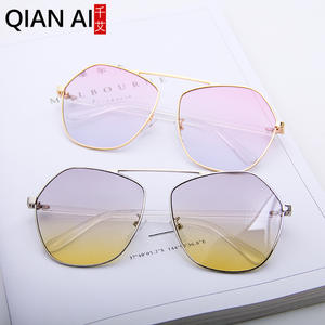Lunettes de soleil irrégulières pour femmes Qian Ai, verres dégradés gris-jaune, monture dorée, protection UV400, style urbain tendance - Product Image 3