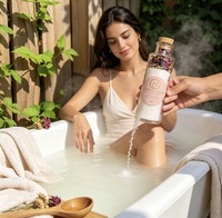 Bouteille en verre transparent Dewdrop Dream avec bouchon en liège, fleurs de rose séchées, sel de bain aromathérapie, sel d'Epsom, bain de spa, logo personnalisé OEM ODM