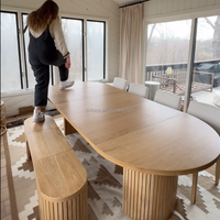 Table transformable de 114 cm de diamètre, extensible jusqu'à 300 cm, offrant un espace repas confortable pour 4 à 14 personnes