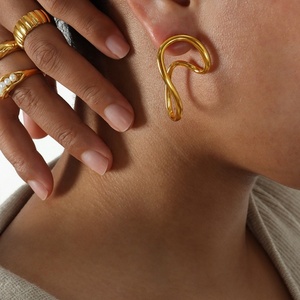 Pendientes Personalizados de Acero Inoxidable 316L con Baño de Oro PVD de 18K para Mujer, Diseño Curvo y Moderno con Forma Especial, Clips para Oreja - Product Image 2