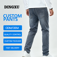 Jean slim droit pour homme, denim délavé bleu moyen, cinq poches, poche à monnaie, rivets, fermeture éclair, streetwear, délavage