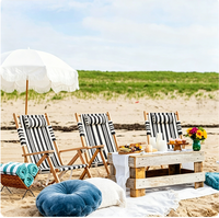 Chaise longue de plage pliable en bois avec structure robuste, dossier réglable, plusieurs options de couleurs rayées pour la détente en bord de mer