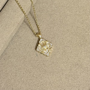 Collier trèfle à quatre feuilles style italien, chaîne de clavicule en nacre, chaîne de pull fleurie incrustée de diamants, unisexe, pour usage quotidien - Product Image 4