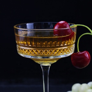 Copa de Cóctel Moderna de Cristal de 260 ml, Copa de Martini con Borde Acordonado, Copas con Tallo Margaret, Copas Únicas para Mezclar Bebidas para Bares, Restaurantes y Eventos - Product Image 3