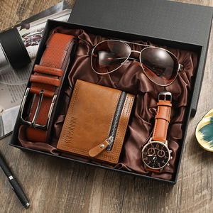 <span class=keywords><strong>Set</strong></span> Regalo di Lusso all'Ingrosso per <span class=keywords><strong>Uomo</strong></span> con Orologio da Polso al Quarzo in Pelle, <span class=keywords><strong>Cintura</strong></span>, <span class=keywords><strong>Portafoglio</strong></span> <span class=keywords><strong>e</strong></span> Occhiali in Cofanetto da 4 Pezzi - Product Image 3
