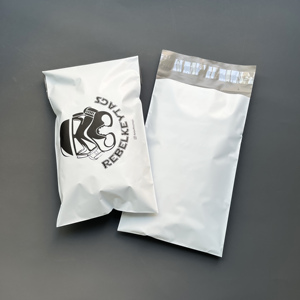 Enveloppes en polyéthylène blanches mates personnalisées avec impression noire - Sacs d'expédition imperméables pour les marques de produits et de style de vie - Product Image 5
