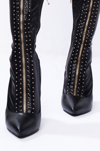 Designer Custom pelle sintetica elastica nera <span class=keywords><strong>con</strong></span> cerniera dorata stivali alti alla coscia donna sopra il ginocchio borchie dorate stivali <span class=keywords><strong>con</strong></span> tacco alto - Product Image 5