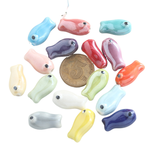 Cuentas de Cerámica Galvanizadas con Forma de Pez, Doble Cara, Orificio Recto, Material para Hacer Pulseras, Pequeñas Cuentas Dispersas para Decorar Teléfonos Móviles - Product Image 1