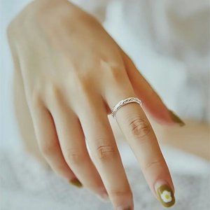 Q555 Anello con motivo vegetale vintage, gioielli di moda unisex, senza pietre, fascia color argento, design elegante per l'uso quotidiano - Product Image 6
