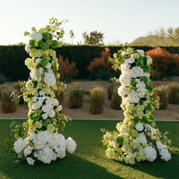 Arco Dorado con Fondo de Hortensias Verdes, Rosas Blancas y Flores de Seda, Follaje en Cascada para Ceremonias, Escenarios, Recepciones, Fiestas y Eventos