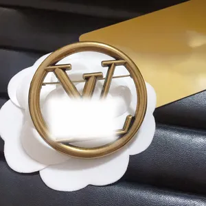 Logo ile moda takı Monogram altın kaplama broş Vintage lüks takım aksesuarları türban broş
