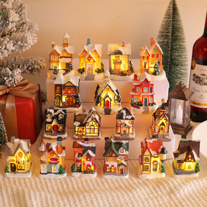 Adornos navideños de resina con luz, cabaña brillante y colorida, decoración de escritorio, decoración navideña para el hogar, venta al por mayor - Product Image 1