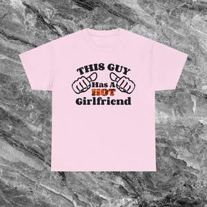 Camiseta con la frase "Este chico tiene una novia guapa", regalo divertido de aniversario para novio, camiseta para el Día de San Valentín - Product Image 2