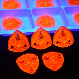 คริสตัลแก้วรูปสามเหลี่ยมสีนีออน UV แบบเย็บติด สำหรับตกแต่งชุดเต้นรำ ชุดบิกินี่ - Product Image 3