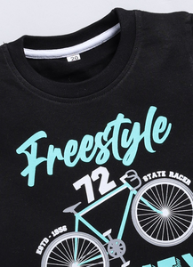 T-shirt classique en pur coton imprimé pour garçons, couleur noire, avec un motif de vélo élégant et un design de texte Freestyle, t-shirt doux - Product Image 3
