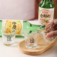 Klassieke Koreaanse Soju shotglaasje, dikwandig, met reliëf, helder glas, met bedrukt logo, geschikt voor Koreaanse bars, pubs, restaurants en thuisgebruik.