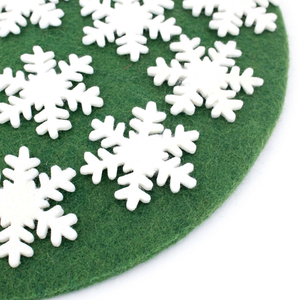 Decoraciones Navideñas de Copos de Nieve Blancos de Lana Hechos a Mano de 7 cm al por Mayor - Adornos de Guirnalda DIY para Regalos de Fieltro y Hilo - Product Image 6