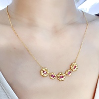 Neueste Kollektion Großhandel 925 Sterling Silber Natürlicher Rosa Saphir Blumen-Choker-Halskette Krappenfassung Luxus-Schmuck zum Verschenken
