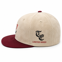 Cappellino da Baseball a 5 Pannelli in Camoscio con Ricamo 3D in Rilievo, Bicolore Crema e Rosso, Visiera Curva Strutturata, Chiusura Regolabile Unisex Personalizzabile
