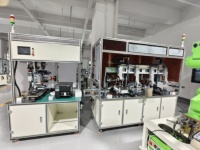 Machine d'assemblage de poignées de portières de voiture avec cellule robotisée six axes, station de rivetage certifiée CE et test de force de traction pour module de porte de niveau 1