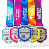Medallas Marathon Benva Quebec Shield con bordes de esmalte suave codificados por colores y relieve del horizonte de la ciudad para eventos de carreras de varias distancias