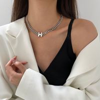 Collier élégant vintage en acier pour caméra espion Pendentif élégant en perles Diamant Zircon Strass Motif populaire en laiton disponible