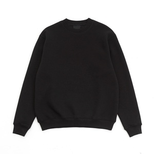 เสื้อสเวตเชิ้ตผู้ชายสีดำ ผ้าฟลีซถักนิตติ้ง ปักลาย  น้ำหนัก 340 กรัม ทรงหลวม ผลิตจากผ้าฝ้าย 70% และโพลีเอสเตอร์รีไซเคิล 30% ให้ความอบอุ่น สบาย เป็นมิตรต่อสิ่งแวดล้อม เหมาะสำหรับฤดูหนาว - Product Image 2