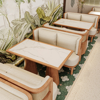 Organisches Modernes Restaurant-Sofa-Set Massivholz Gebogenes Sofa Runde Holzsockel-Tische mit Marmorplatten