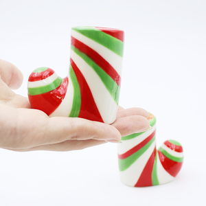 Venta al por mayor hecho a mano casa bar Navidad decorado vaso de chupito hecho a medida calcetines de cerámica únicos vasos de chupito de Tequila - Product Image 1