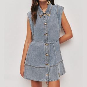 Robe mini en jean évasée pour femme avec col personnalisé, fermeture boutonnée sur le devant, ceinture avec nœud et extrémités perlées, sans manches en coton - Product Image 1