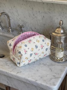 Sac de maquillage matelassé en tissu imprimé doux, motif floral sauge, style Cottage Core, avec fermeture éclair contrastante, pour cosmétiques - Product Image 3