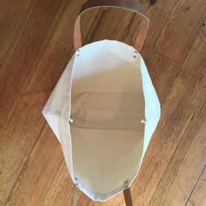 กระเป๋าผ้าแคนวาสขนาดใหญ่แบบกำหนดเอง หูหิ้วหนัง กระเป๋าถือชายหาดฤดูร้อนสำหรับผู้หญิง ปักลายเรียบง่าย กระเป๋าเดินทางแบบเปิด - Product Image 5