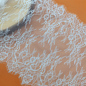 E1463 Tela Jacquard <span class=keywords><strong>de</strong></span> Encaje <span class=keywords><strong>de</strong></span> Pestañas, Adorno <span class=keywords><strong>de</strong></span> Encaje <span class=keywords><strong>de</strong></span> Flores Blancas y Negras Suaves, 3 Metros <span class=keywords><strong>de</strong></span> Largo, Ropa Elegante y Usada, Vestidos - Product Image 1