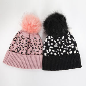 Gorro de Invierno Tejido de Moda, con Logotipo Personalizado, Grueso, con Protección para las Orejas, con Pompón - Product Image 5