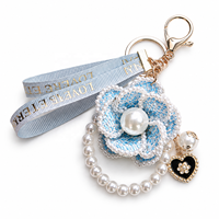 Porte-clés en tissu camélia avec perles, ruban et garniture en perles, anneau en acrylique, pendentif de sac, breloque de voiture, luxe léger, motif floral