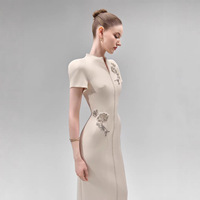2026 Damen Hochwertiges Vietnamesisches Design Elegantes und Perlenverziertes Blumenmuster Figurbetontes Langes Kleid