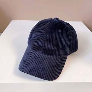 Casquette en velours côtelé 6 panneaux unisexe beige, non structurée, avec logo personnalisé et broderie sur mesure, style mode hiver sport, fermeture snapback - Product Image 3