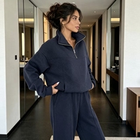 Ensemble de survêtement deux pièces blanc surdimensionné pour femme avec logo personnalisé OEM, comprenant un haut à col montant semi-zippé et un pantalon de survêtement