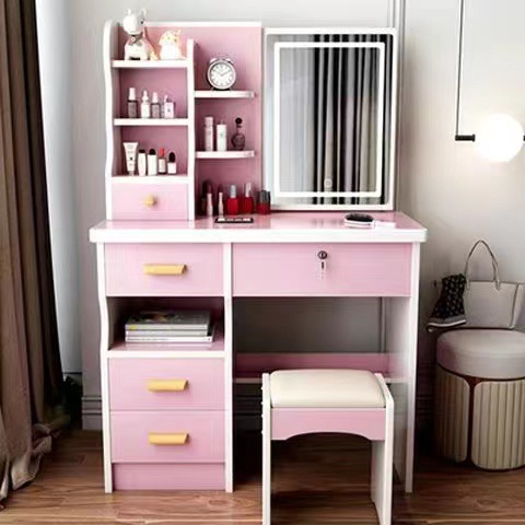 Meuble de rangement gauche avec lampe rose.