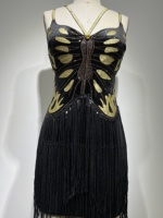 Robe flapper noire avec applique papillon dorée et ourlet à franges en cascade