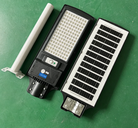 Lampadaire solaire monocristallin haute efficacité intégré avec contrôle crépusculaire pour l'éclairage des autoroutes rurales et des parkings