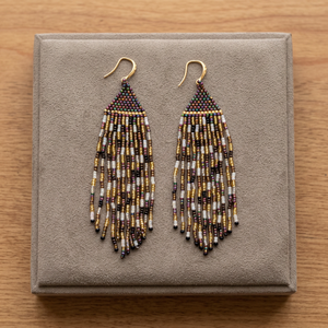 Pendientes de Flecos con Cuentas Miyuki Delica Hechos a Mano en Dorado Metálico, Blanco Perla y Morado Iridiscente, Estilo Boho con Borlas - Product Image 2