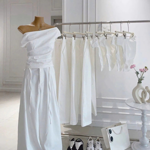 Ensemble haut court blanc à une épaule et pantalon droit, style décontracté et élégant, fabrication OEM au Vietnam - Product Image 1