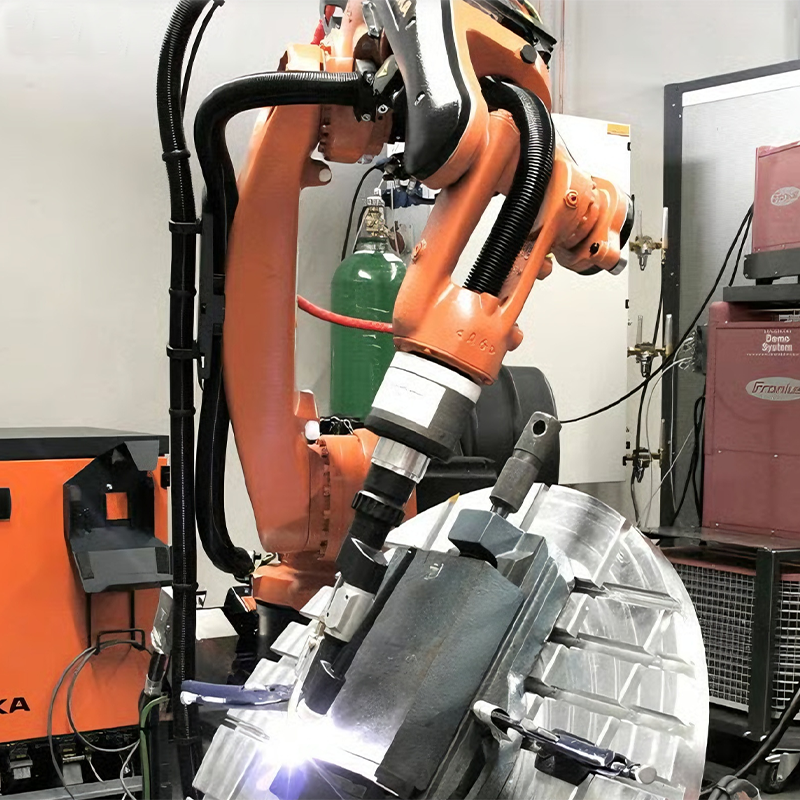 KUKA Six Axis Welding Robot Arm with Automatic Welding Torch Cleaning ...