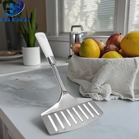 Spatule à crêpes et à poisson perforée en acier inoxydable robuste de qualité supérieure avec poignée ergonomique pour la cuisine