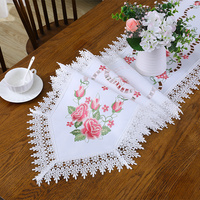 Technologie de broderie de nappe rectangulaire Drapeau de table en tissu polyester Beau motif de fleurs